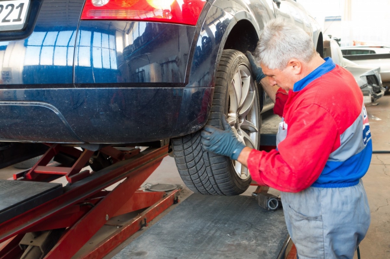 vitrine-LA TOUR-min_auto_repair_repair_lift_auto_mechanic_work_clothes_master_professional_man_of_the_fold-685629