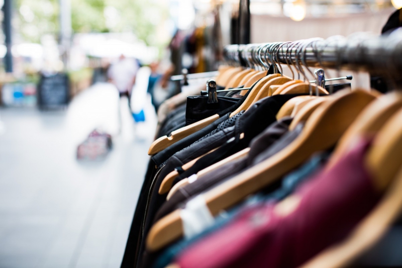 vitrine-LA TOUR-min_blur_close_up_focus_hanger_jacket_market_people_rack-1176303
