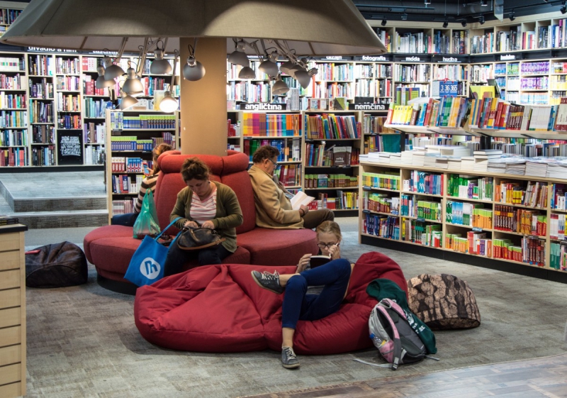 vitrine-LA TOUR-min_books_bookstore_book_reader_readers_reading_shop_sale_books-849006