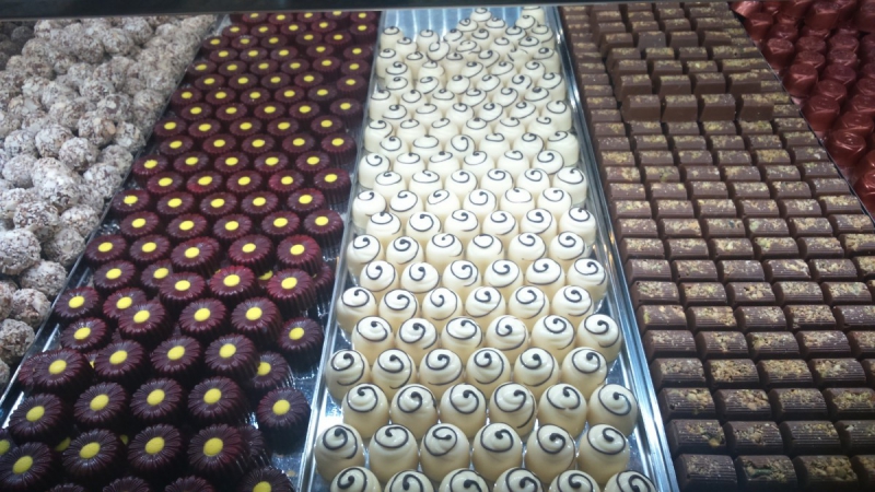 vitrine-LA TOUR-min_chocolates_milk_chocolate_white_chocolate_truffles_candy_food_treat_cacao-1213769