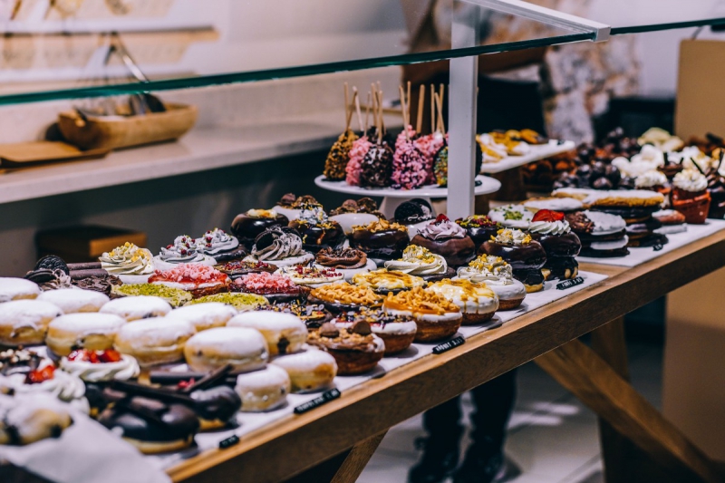 vitrine-LA TOUR-min_shop_dessert_pastry_bakery_counter-184398