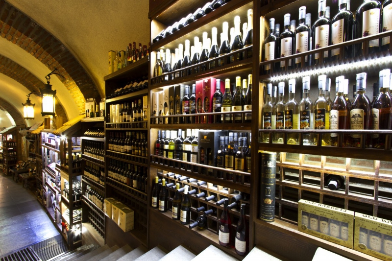 vitrine-LA TOUR-min_world_street_travel_shop_canon_georgia_wine_bottles-429767